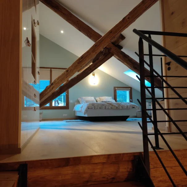 Chambre à l’étage avec lit double
