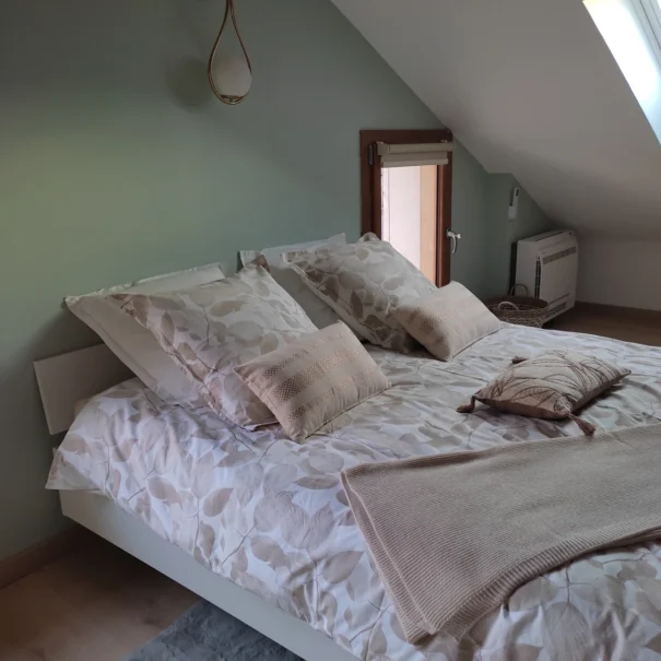 Chambre à l’étage avec lit double