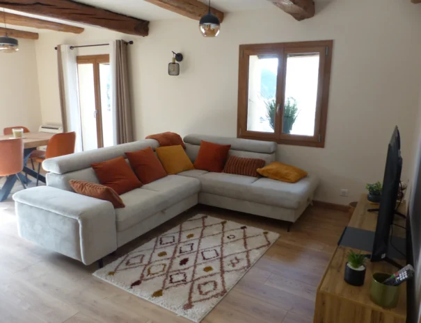 Salon spacieux et lumineux