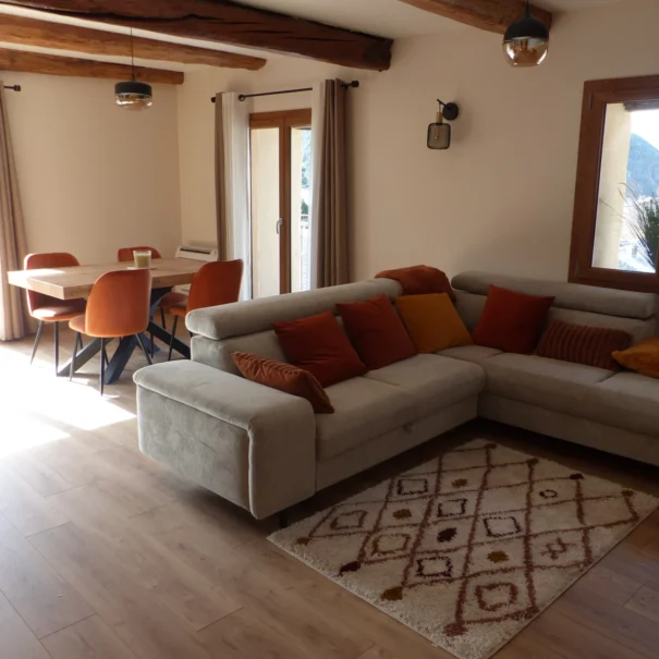 Salon spacieux et lumineux