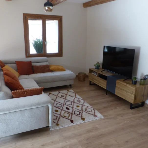 Salon spacieux et lumineux