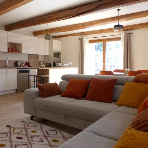 Salon spacieux et lumineux