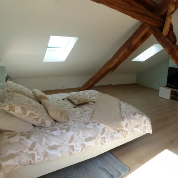 Chambre à l’étage avec lit double