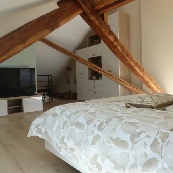 Chambre à l’étage avec lit double