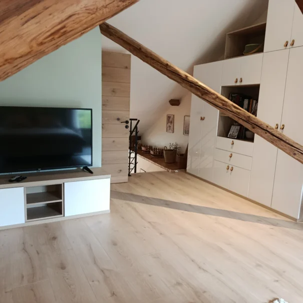 Chambre à l’étage avec lit double